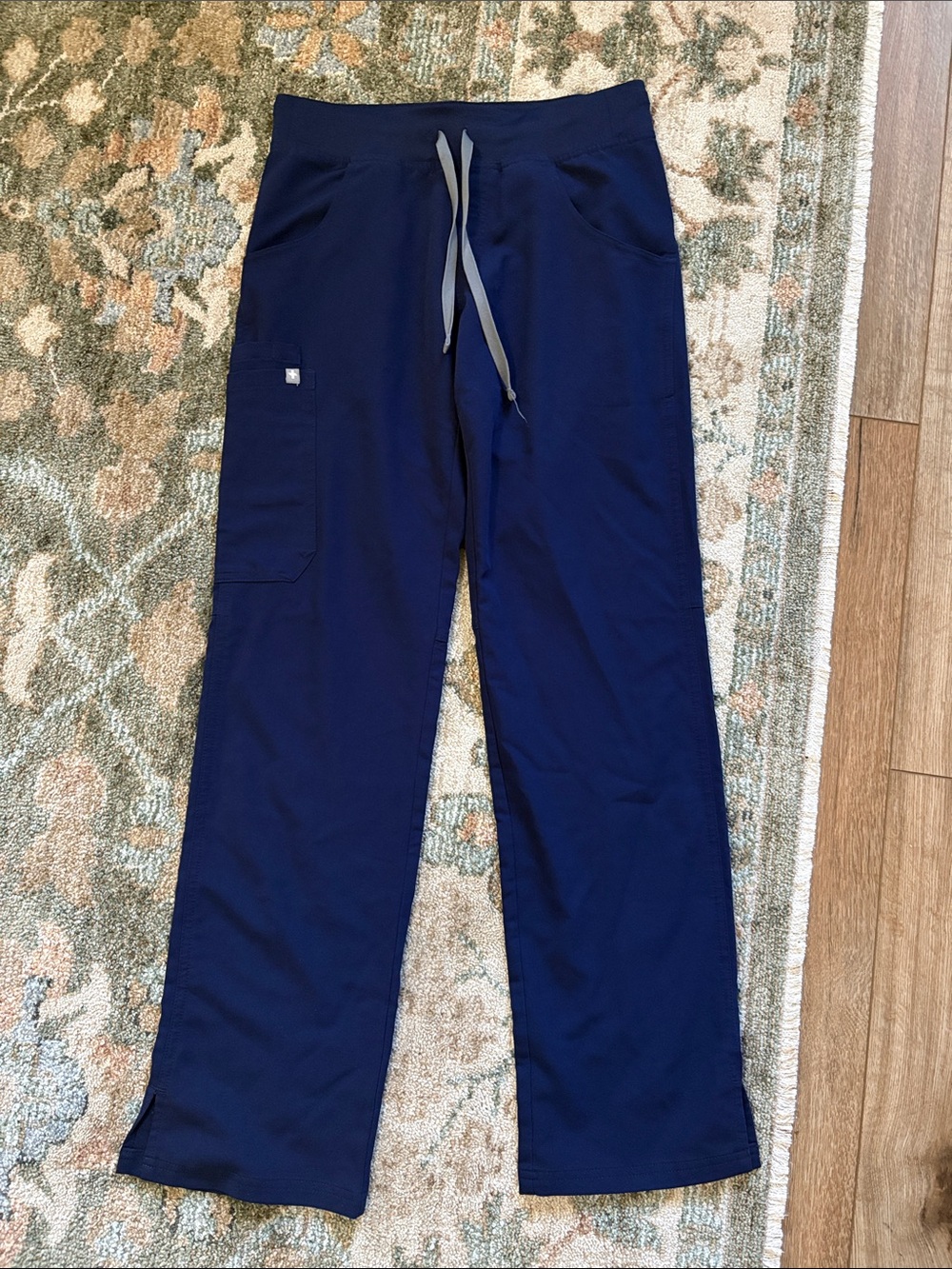 FIGS Women's Kade Straight-Leg Cargo Scrub Pant Navy